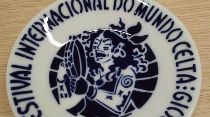 Plato conmemorativo del Festival Celta de Ortigueira 2019 a la venta